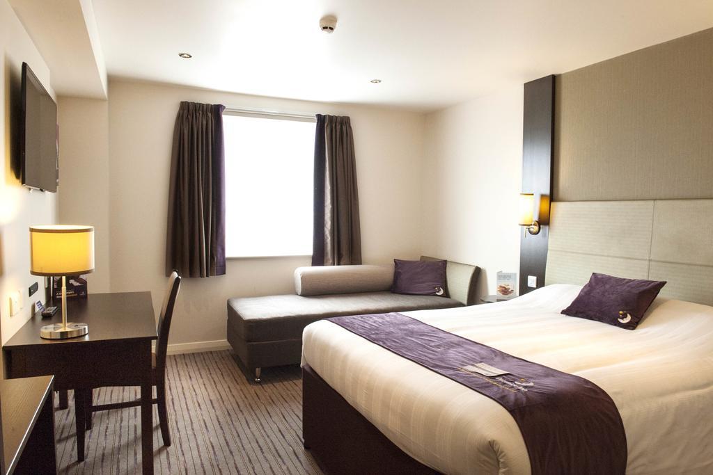 Premier Inn Dunfermline Exterior photo
