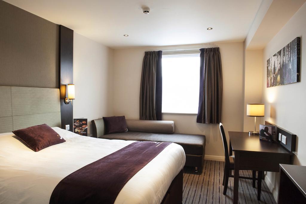 Premier Inn Dunfermline Exterior photo