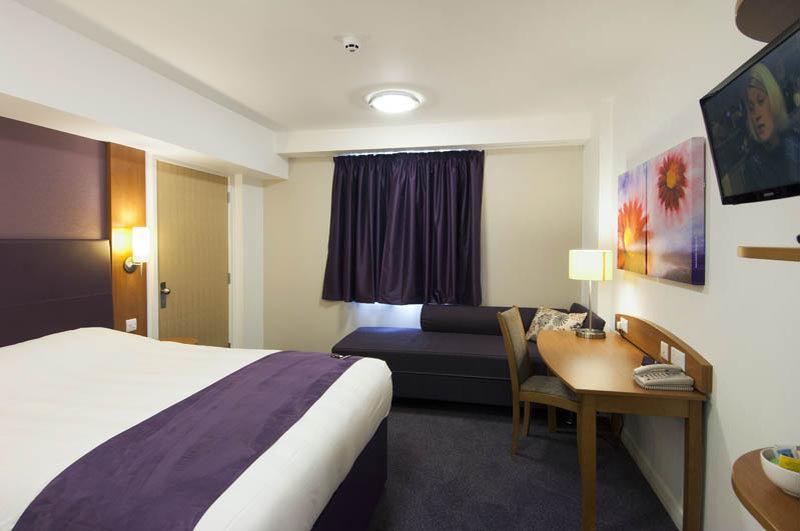 Premier Inn Dunfermline Exterior photo